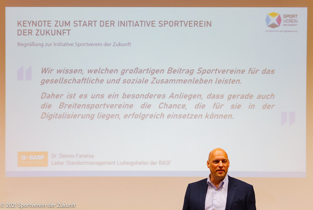 Impulsvortrag von Dr. Dennis Fanelsa, Leiter Standortmanagement Ludwigshafen der BASF, auf der Einführungsveranstaltung.